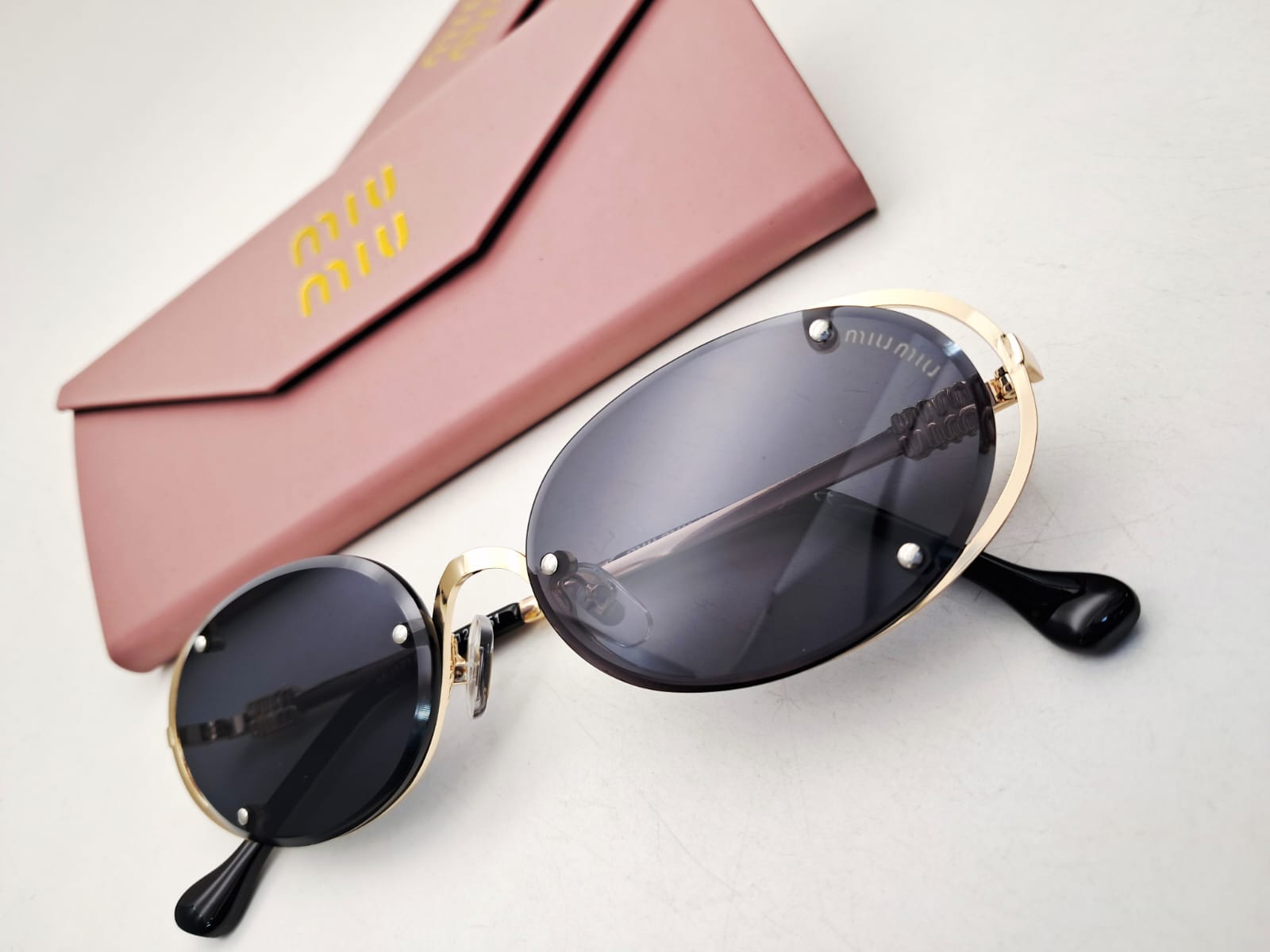 MIU•MIU Oval Smoke · Ref. MM-05 · vista 1