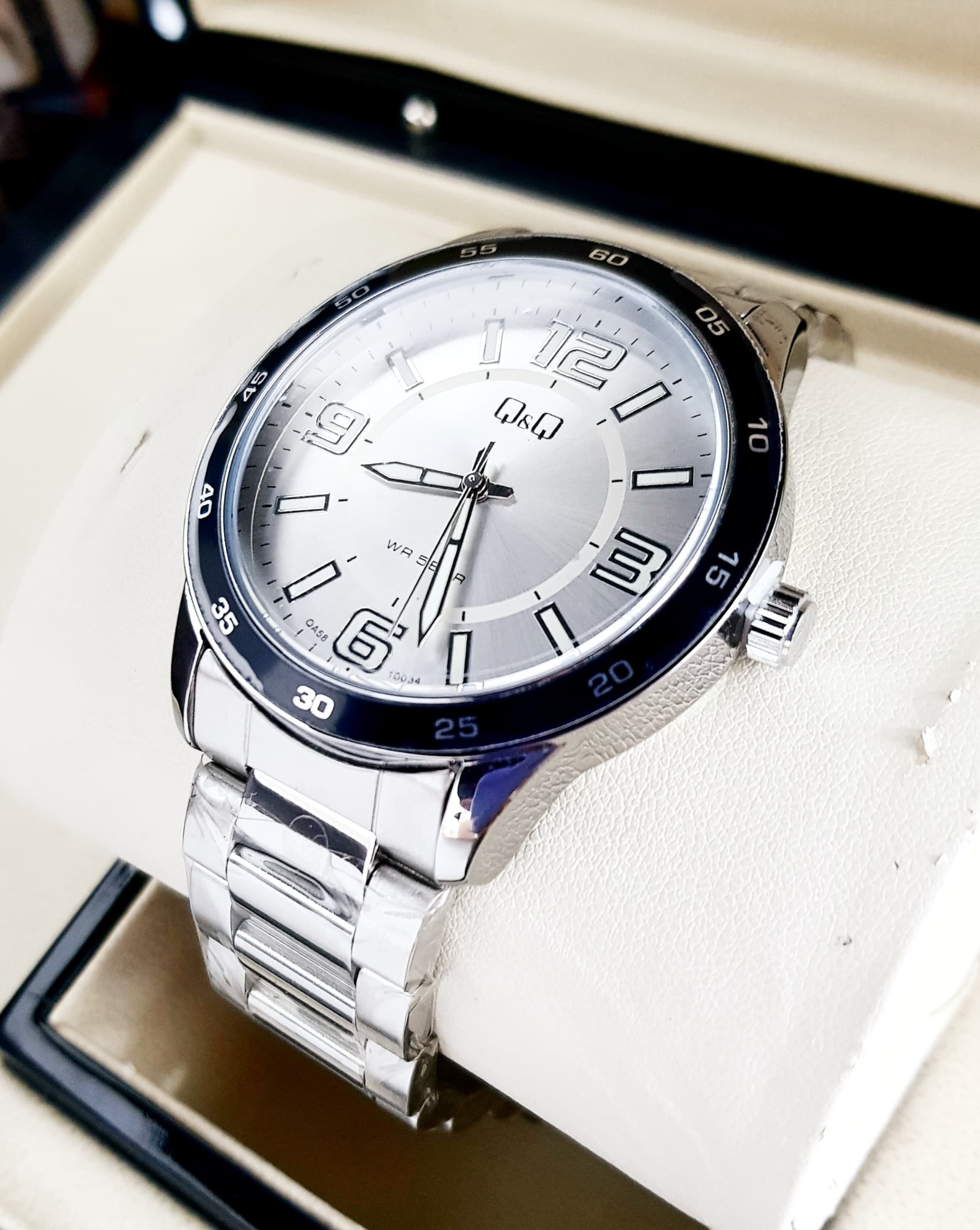Q&Q Silver White · vista 1
