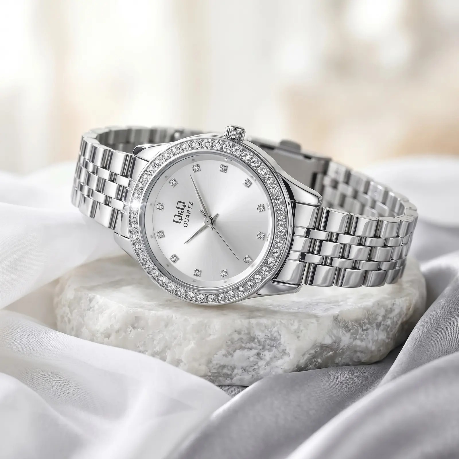 Q&Q Crystal Halo Silver Pearl · Ref. DM-132 · vista 1