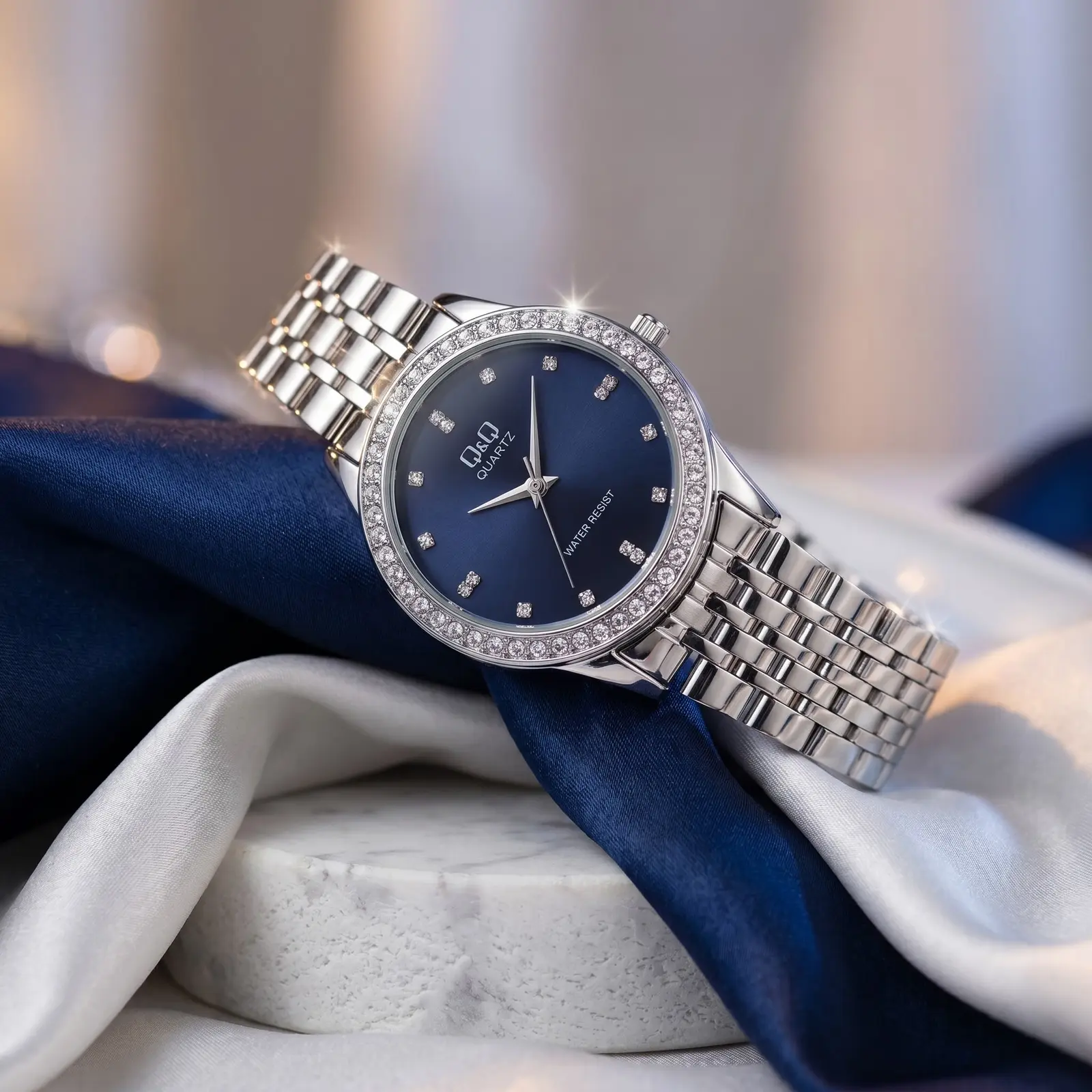 Q&Q Crystal Halo Silver Sapphire · Ref. DM-131 · vista 1